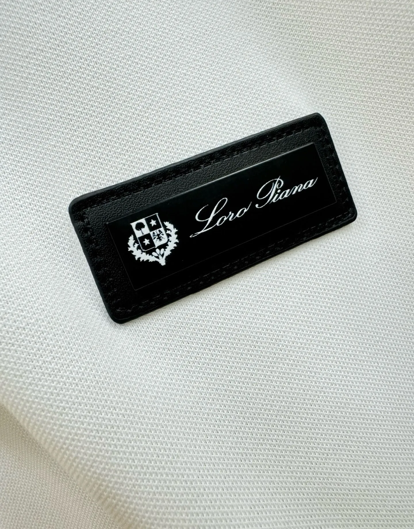 Loro Piana 2026 official spring and summer New Arrival counters are simultaneously available. Men's lapel short-sleeved POLO shirts, Premium main line Series, imported piqué mercerized cotton fabric, with first-class texture, excellent skin-friendliness, silky and delicate touch, fashionable three-button placket design, with small lapels, fashionable and age-reducing, the upper body is full of Italian accent, full of style. Sizes:M-4XL